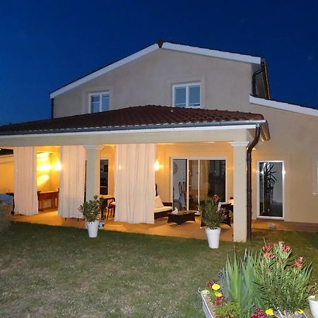Une Chambre En Ville Savigneux  Ngoại thất bức ảnh
