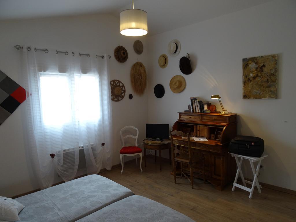 Une Chambre En Ville Savigneux  Ngoại thất bức ảnh