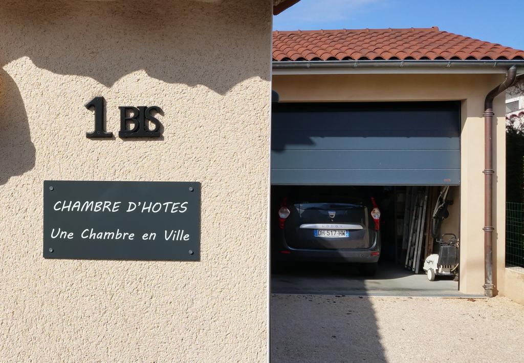 Une Chambre En Ville Savigneux  Ngoại thất bức ảnh